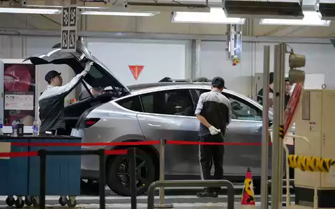 Das Tesla-Werk in Shanghai spielt eine wichtige Rolle für das internationale Geschäft des Elektroautobauers. (Archivbild) - Foto: Andy Wong/AP/dpa