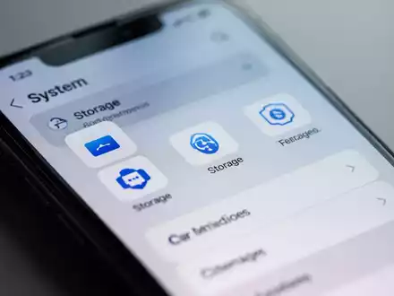 Nahaufnahme eines Smartphone-Bildschirms mit Systemeinstellungen für Speicherverwaltung und Leistungsoptimierung. - Foto: über boerse-global.de
