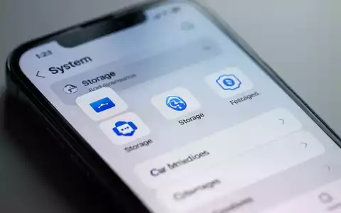Nahaufnahme eines Smartphone-Bildschirms mit Systemeinstellungen für Speicherverwaltung und Leistungsoptimierung. - Foto: über boerse-global.de