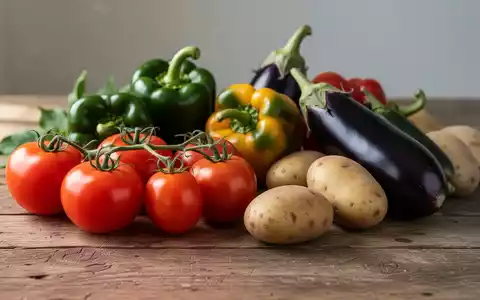 Frisches Gemüse wie Tomaten, Paprika, Auberginen und Kartoffeln auf einem Holztisch bei natürlichem Licht. - Foto: über boerse-global.de