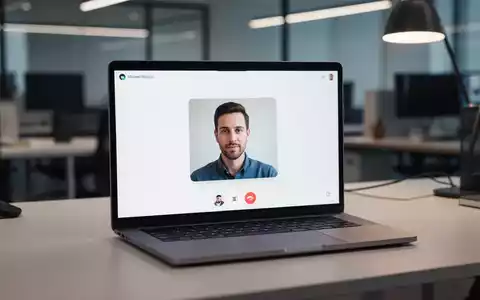 Ein Laptop-Bildschirm zeigt eine moderne Benutzeroberfläche für Videoanrufe in einem professionellen Büro-Setting. - Foto: über boerse-global.de