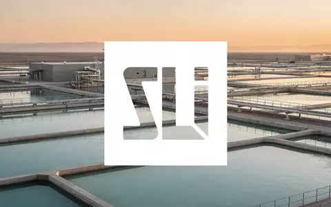 Moderne Anlage zur Lithiumgewinnung in einer weitläufigen Industrielandschaft bei Sonnenuntergang. - Foto: über boerse-global.de