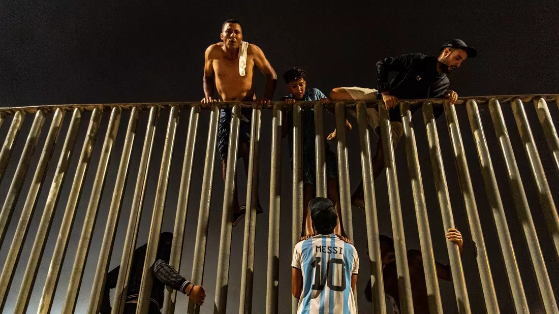In den spanischen Norafrika-Exklaven Ceuta und Melilla haben Hunderte Menschen die Grenze überwunden. - Bild: Antonio Sempere/AP/dpa
