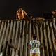 In den spanischen Norafrika-Exklaven Ceuta und Melilla haben Hunderte Menschen die Grenze überwunden. - Bild: Antonio Sempere/AP/dpa