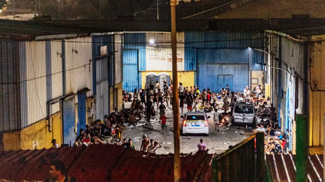 Junge Migranten übernachteten in Ceuta auf den Straßen. - Bild: Antonio Sempere/AP/dpa