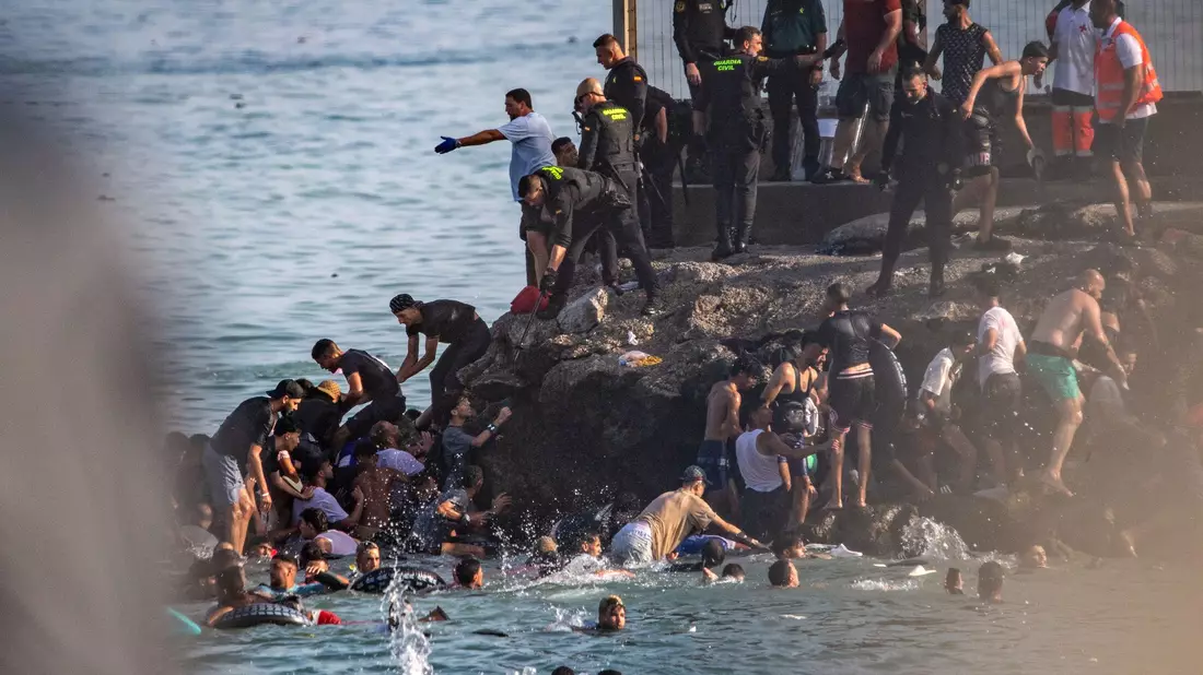 Schätzungen zufolge kamen innerhalb weniger Tage mehr als 10.000 Menschen überwiegend schwimmend nach Ceuta. - Bild: Antonio Sempere/AP/dpa