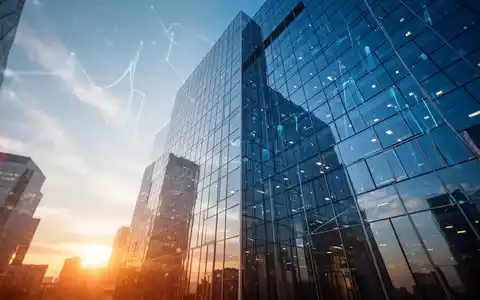 Moderne Glasfassade eines Wolkenkratzers bei Sonnenuntergang als Symbol für den Aufstieg des NASDAQ 100. - Foto: über boerse-global.de