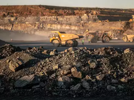 Moderne BergbaustĂ€tte bei Sonnenuntergang mit Fokus auf Rohstoffabbau und industrielle Infrastruktur. - Foto: ĂŒber boerse-global.de