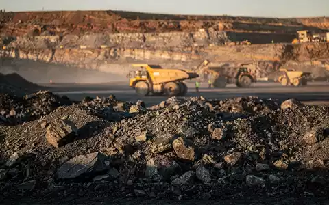 Moderne Bergbaustätte bei Sonnenuntergang mit Fokus auf Rohstoffabbau und industrielle Infrastruktur. - Foto: über boerse-global.de