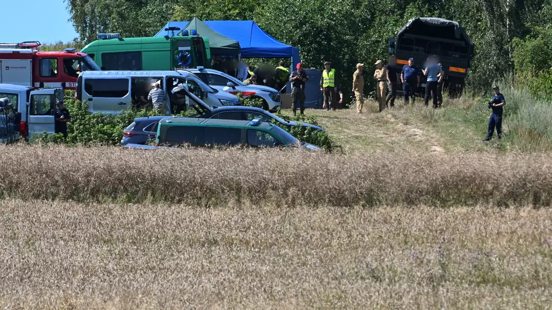 Polnische Einsatzkräfte in der Nähe des Ortes, wo ein Flugobjekt eingeschlagen ist. (Foto aktuell) - Bild: Wojtek Jargilo/PAP/dpa