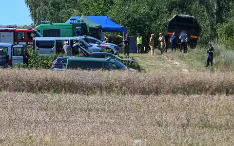 Polnische Einsatzkräfte in der Nähe des Ortes, wo ein Flugobjekt eingeschlagen ist. (Foto aktuell) - Foto: Wojtek Jargilo/PAP/dpa