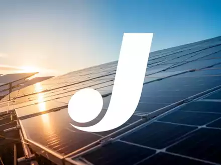 Moderne Solarparks bei Sonnenuntergang als Symbol für die Energiewende und den Wandel in der Solarbranche. - Foto: über boerse-global.de