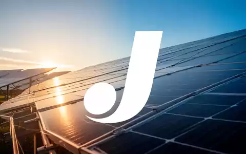 Moderne Solarparks bei Sonnenuntergang als Symbol für die Energiewende und den Wandel in der Solarbranche. - Foto: über boerse-global.de