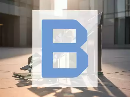 Abstrakte Skulptur aus Glas und Stahl, die Aufwärtsdynamik und Wachstum auf einem modernen Finanzmarkt symbolisiert. - Foto: über boerse-global.de