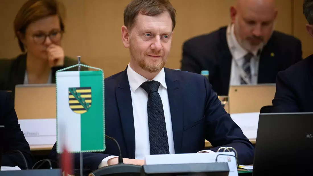 Sachsens Ministerpräsident Michael Kretschmer (CDU), hier im Bundesrat, droht mit Nein in der Länderkammer bei Rente und Pflege. (Archivbild) - Bild: Bernd von Jutrczenka/dpa