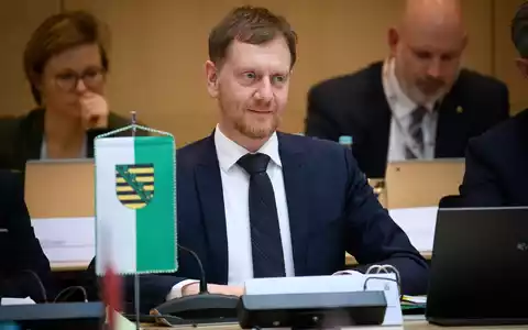 Sachsens Ministerpräsident Michael Kretschmer (CDU), hier im Bundesrat, droht mit Nein in der Länderkammer bei Rente und Pflege. (Archivbild) - Foto: Bernd von Jutrczenka/dpa