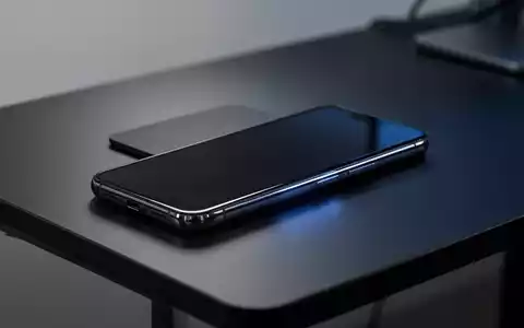 Ein modernes Smartphone liegt auf einem dunklen Schreibtisch, um die Systemoptimierung von iOS 26.6 zu symbolisieren. - Foto: über boerse-global.de
