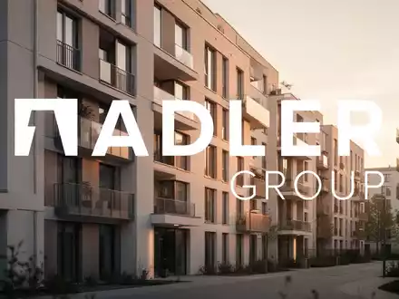 Moderne Berliner Wohnimmobilien in der Abendsonne als Symbol für digitale Modernisierung des Immobilienbestands. - Foto: über boerse-global.de