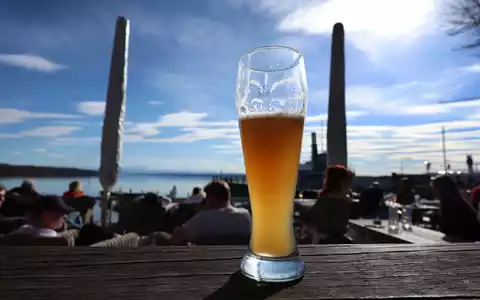 Mit oder ohne Alkohol? Weizenbier schmeckt vielen Menschen in beiden Varianten. (Archivbild) - Foto: Karl-Josef Hildenbrand/dpa