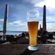 Mit oder ohne Alkohol? Weizenbier schmeckt vielen Menschen in beiden Varianten. (Archivbild) - Bild: Karl-Josef Hildenbrand/dpa
