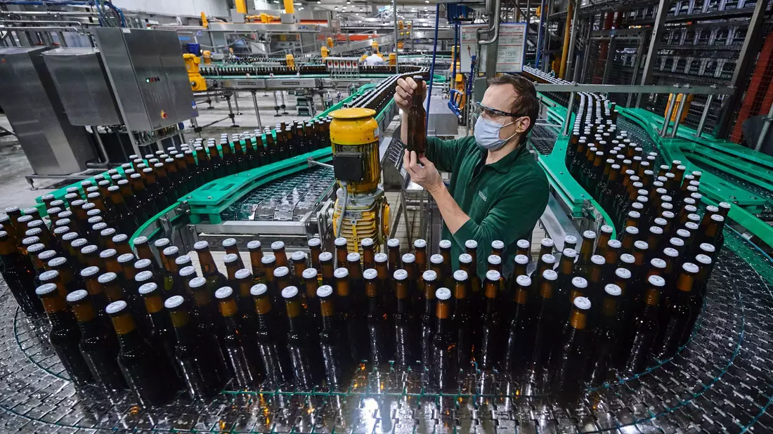 Bier gehört für viele Menschen nicht mehr zum Alltag. (Symbolbild) - Bild: Bernd Thissen/dpa