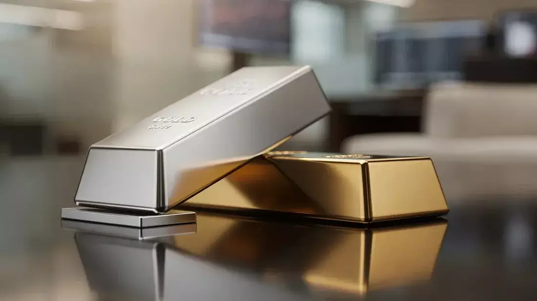 Silver Market Split: Strong Miners vs Weak Spot Price Amid Fed Hawkishness