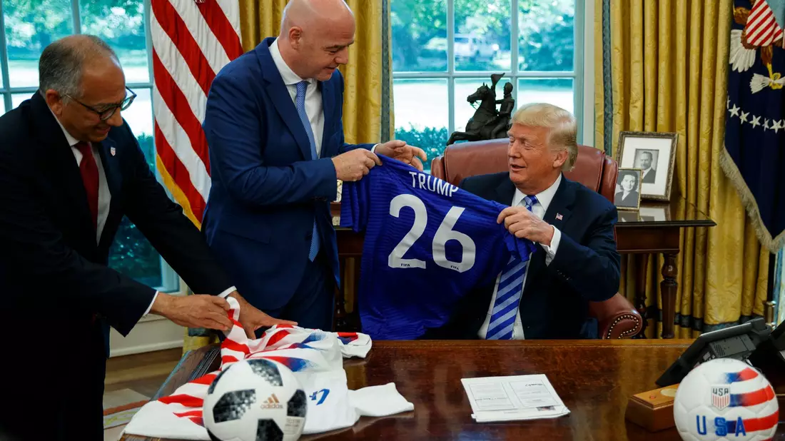  Carlos Cordeiro (l) war nah dran an Infantino und Donald Trump. (Archivbild) - Bild: Evan Vucci/AP/dpa