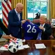  Carlos Cordeiro (l) war nah dran an Infantino und Donald Trump. (Archivbild) - Bild: Evan Vucci/AP/dpa