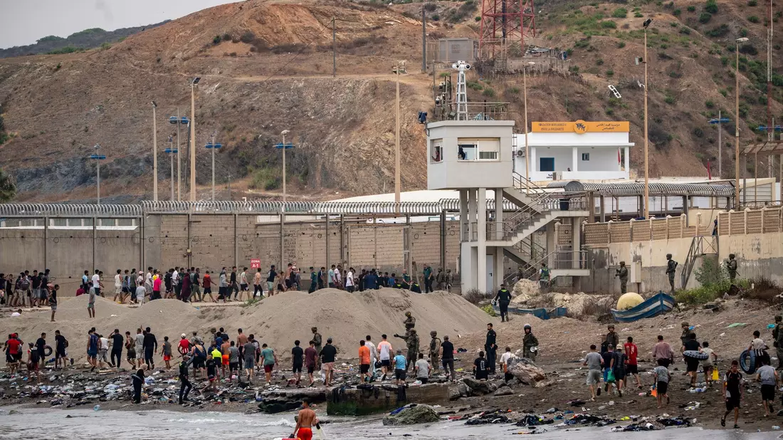 Madrid setzt erstmals wieder die Streitkräfte ein Ceuta ein. - Bild: Antonio Sempere/AP/dpa