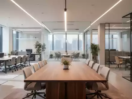 Modernes, offenes Büro mit verschiedenen Arbeitsbereichen und hochwertiger Inneneinrichtung in heller, professioneller Atmosphäre. - Foto: über boerse-global.de