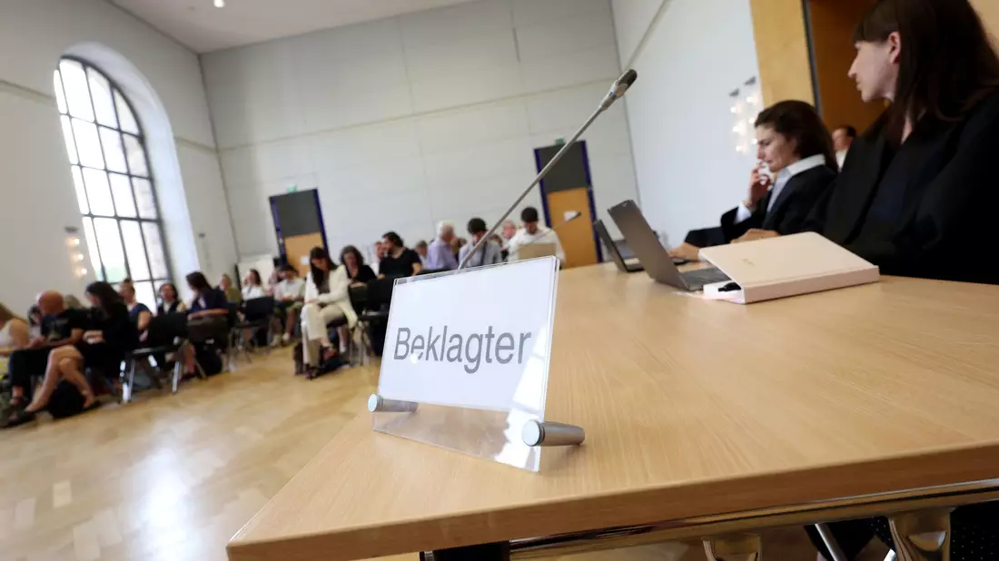 Suno als Beklagter im Verfahren hat in den meisten Punkten verloren.  - Bild: Karl-Josef Hildenbrand/dpa