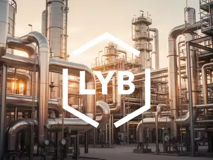 Moderne Industrieanlage bei Sonnenuntergang als Symbol für wirtschaftlichen Aufschwung und industrielle Erneuerung. - Foto: über boerse-global.de