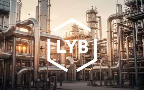 Moderne Industrieanlage bei Sonnenuntergang als Symbol für wirtschaftlichen Aufschwung und industrielle Erneuerung. - Foto: über boerse-global.de
