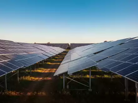 Moderne Solarpark-Anlage mit Photovoltaik-Modulen bei Sonnenuntergang. - Foto: über boerse-global.de