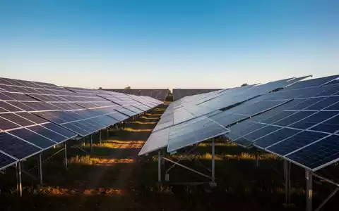 Moderne Solarpark-Anlage mit Photovoltaik-Modulen bei Sonnenuntergang. - Foto: über boerse-global.de