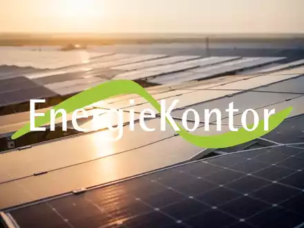 Moderne Solarpark-Anlage bei Sonnenuntergang als Symbol für nachhaltige Energiewirtschaft. - Foto: über boerse-global.de