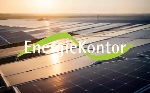Moderne Solarpark-Anlage bei Sonnenuntergang als Symbol für nachhaltige Energiewirtschaft. - Foto: über boerse-global.de