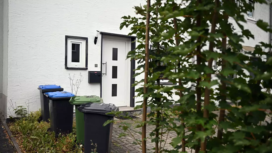 Das Haus, in dem es zu den entsetzlichen Taten gekommen sein soll, liegt in einer ruhigen Reihenhaussiedlung im Grünen. - Bild: Federico Gambarini/dpa