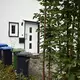 Das Haus, in dem es zu den entsetzlichen Taten gekommen sein soll, liegt in einer ruhigen Reihenhaussiedlung im Grünen. - Bild: Federico Gambarini/dpa