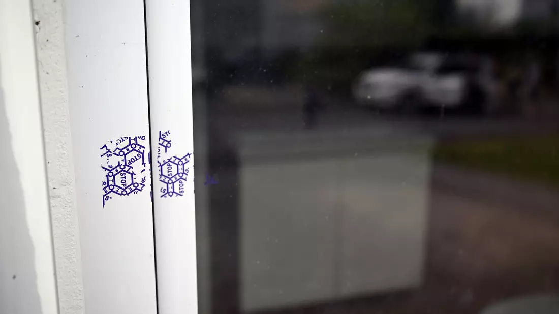 Reste eines Polizeisiegels sind an einem Fenster des mutmaßlichen Tatorts zu sehen. - Bild: Federico Gambarini/dpa