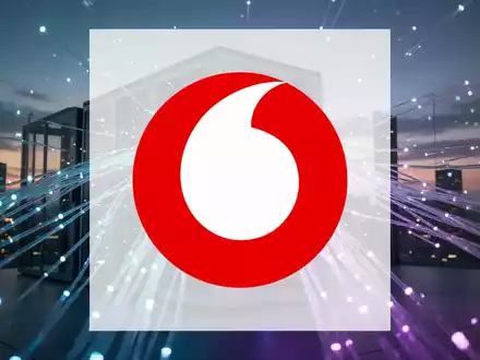 Abstrakte Darstellung moderner Telekommunikations-Infrastruktur mit leuchtenden Glasfaserkabeln. - Foto: über boerse-global.de
