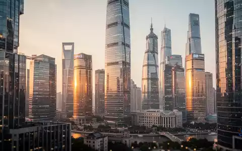 Moderne Skyline des Finanzviertels in Shanghai bei Dämmerung als Symbol für internationale Kapitalmärkte. - Foto: über boerse-global.de