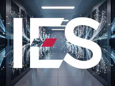 Moderne Server-Infrastruktur mit leuchtenden Glasfaser-Kabeln in einem Rechenzentrum. - Foto: über boerse-global.de