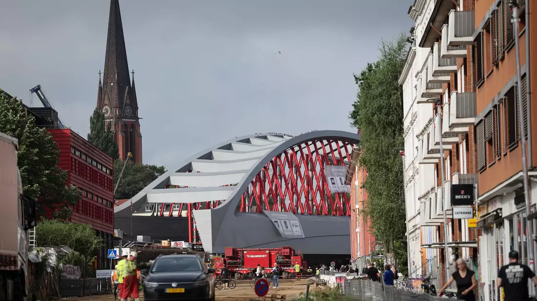 Nun ist sie da. Die neue Sternbrücke steht an ihrem Zielort. - Bild: Christian Charisius/dpa
