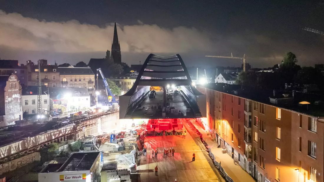 Eine Brücke schwebt durch die Stadt. Der Rohbau der neuen Sternbrücke auf dem Weg ins Ziel.  - Bild: Christian Charisius/dpa