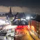Eine Brücke schwebt durch die Stadt. Der Rohbau der neuen Sternbrücke auf dem Weg ins Ziel.  - Bild: Christian Charisius/dpa