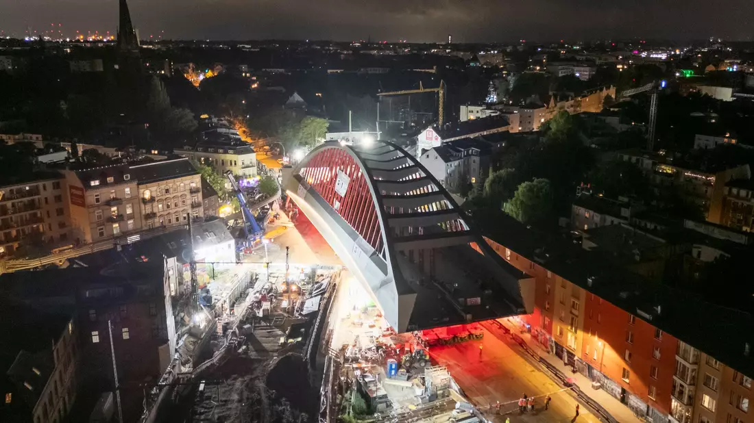 Teils waren zwischen der Hauswand und der Brücke nur 20 Zentimeter Platz.  - Bild: Christian Charisius/dpa