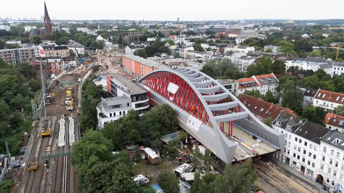 Ende August sollen dann wieder bis zu 1.000 Züge über die vier Gleise der markanten Brücke fahren.  - Bild: Christian Charisius/dpa