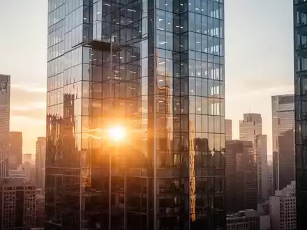 Moderne Bürogebäude in einem Finanzviertel bei Sonnenaufgang als Symbol für den Aktienmarkt. - Foto: über boerse-global.de
