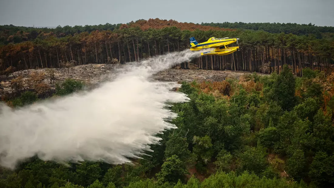 Im französischen Waldbrandgebiet an der Atlantikküste bekämpft die Feuerwehr weiterhin Brandherde mit Löschflugzeugen. - Bild: Sarah Meyssonnier/Reuters Pool/AP/dpa
